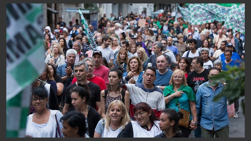 Miles de personas marcharon desde Anses a la Plaza San Martín. 