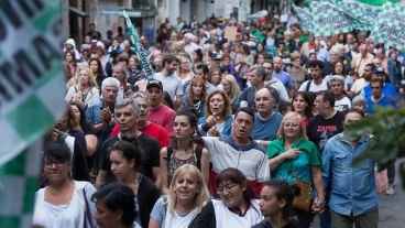 Miles de personas marcharon desde Anses a la Plaza San Martín.
