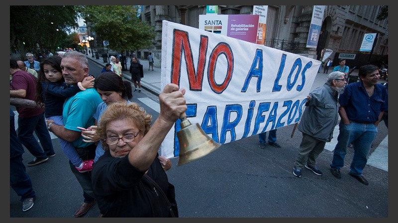 La multitud desembocó en la plaza al caer la noche.