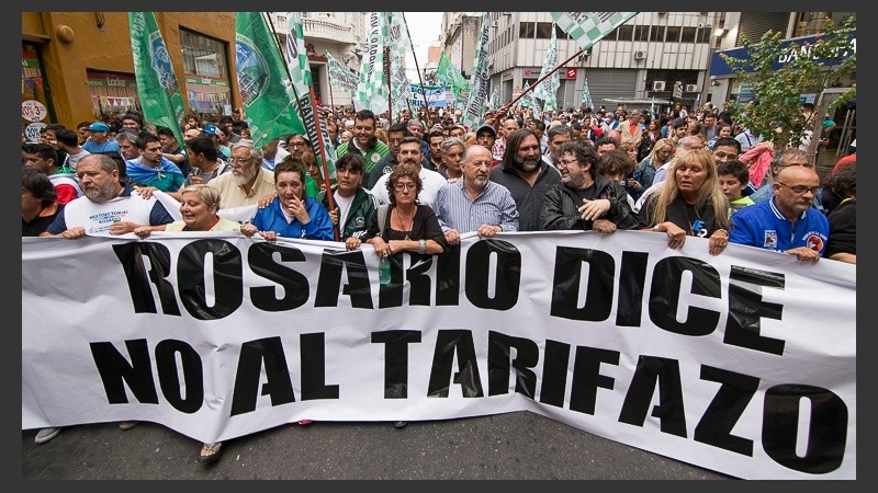 La marcha de las antorchas comenzó frente a la sede de la Ansés y se dirigió a plaza San Martín.