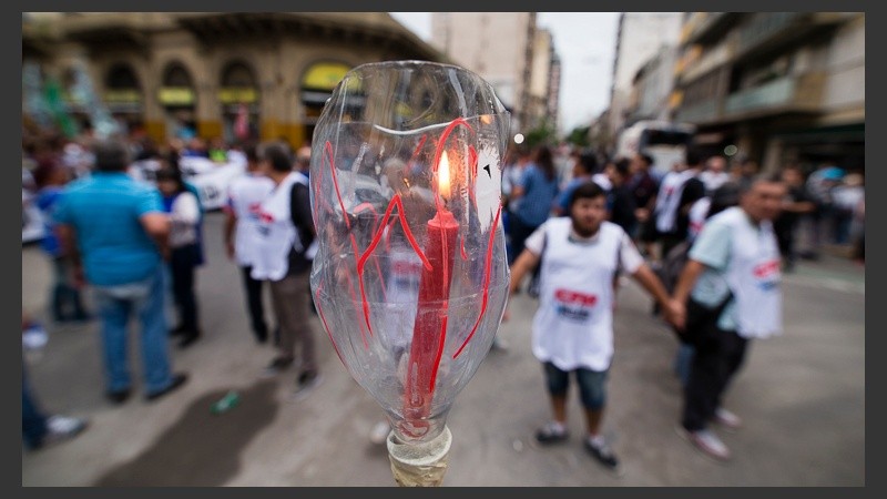 La multitud desembocó en la plaza al caer la noche.
