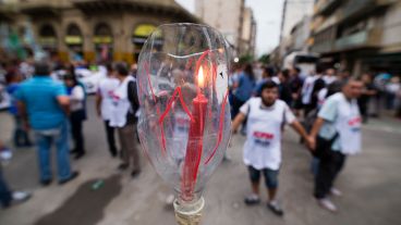 La multitud desembocó en la plaza al caer la noche.