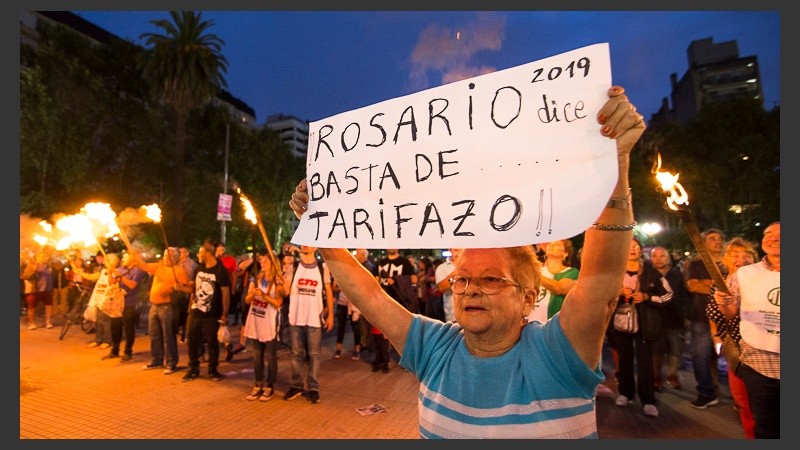 La multitud desembocó en la plaza al caer la noche.