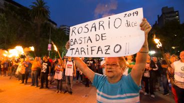 La multitud desembocó en la plaza al caer la noche.