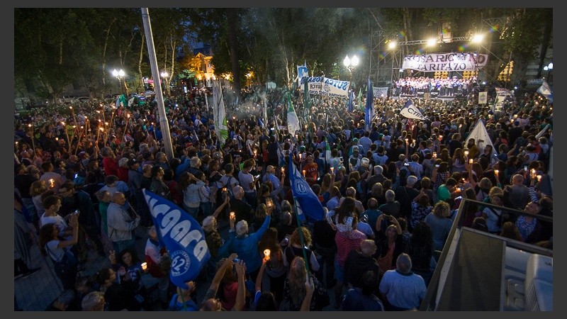 El escenario en la plaza ante una multitud.