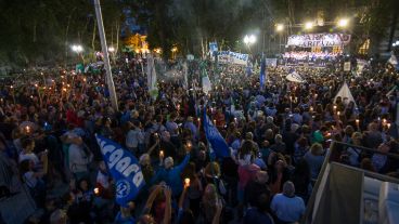 El escenario en la plaza ante una multitud.