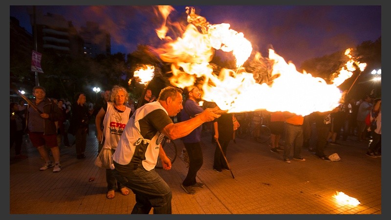 Antorchas encendidas en la tarde/noche rosarina.