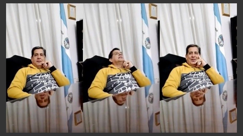 El hombre se filmó en su despacho y se armó un escándalo.