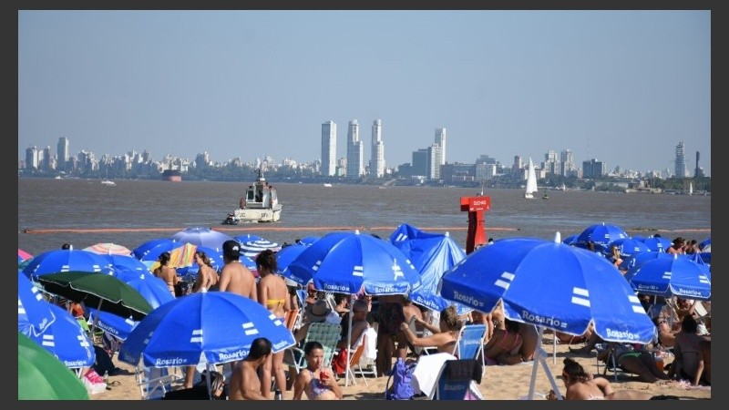 La playa rosarina espera un fin de semana a pleno.