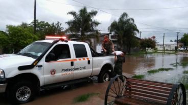 Los evacuados en el norte santafesino fueron asistidos por personal de Protección Civil.