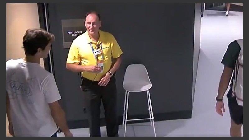 Federer parado en la puerta del VIP en australia. 