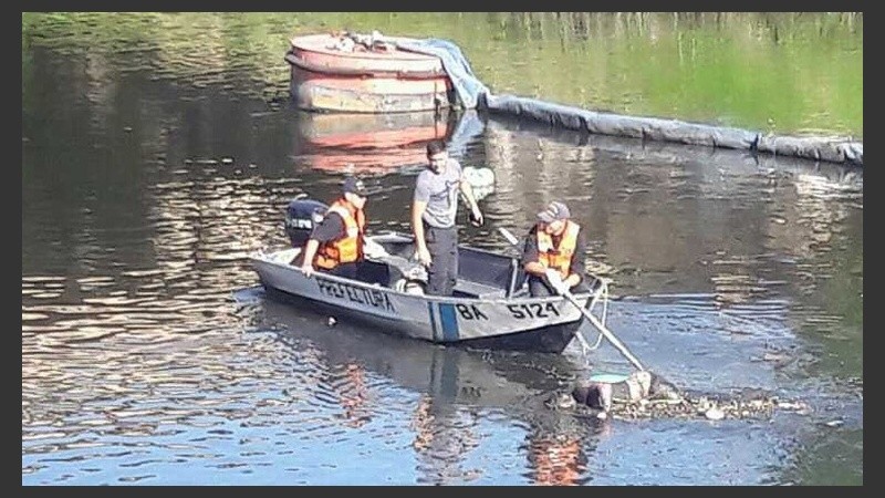 El cuerpo fue encontrado esta mañana por un grupo que limpiaba el Riachuelo. 