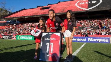 Maxi posando junto a sus hijas este sábado por la tarde en el Coloso.
