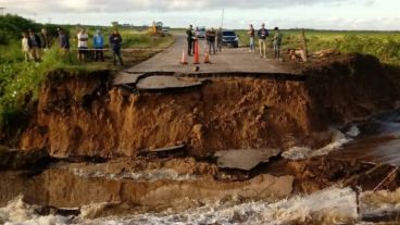 Esperan que el caudal merme para colocar piedras e instalar el puente.