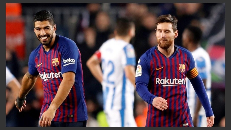 Messi bromea con su amigo Suárez, que también convirtió.