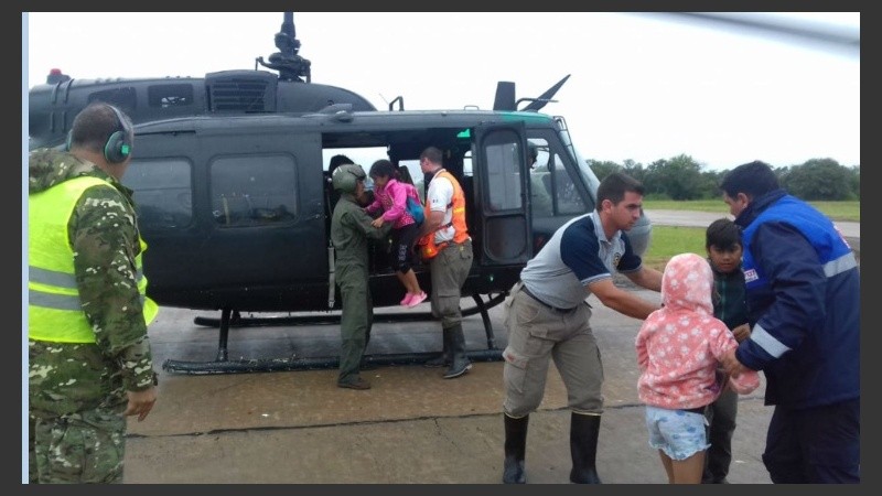 Personal del Ejército evacúa a familias aisladas en Villa Minetti.