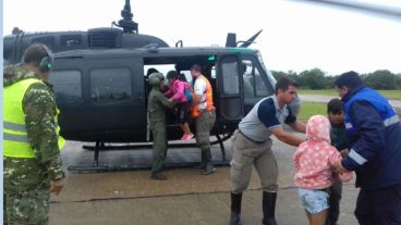 Personal del Ejército evacúa a familias aisladas en Villa Minetti.