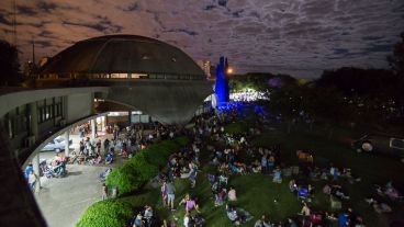 Mucha gente se acercó al parque Urquiza para disrutar del eclipse total de luna.