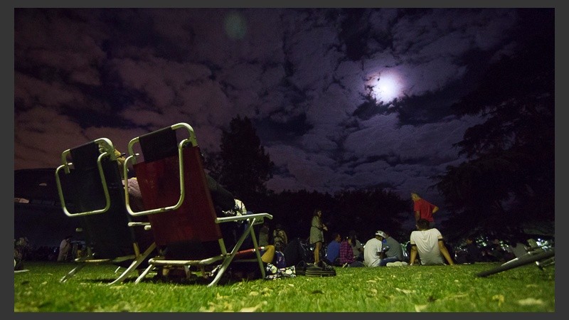 Fue una noche ideal para estar al aire libre. Las nubes molestaron un poco.
