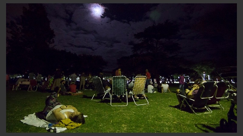 Una noche de relax donde los rosarinos llevaron el mate y la reposera al parque Urquiza.