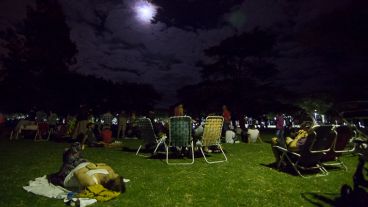 Una noche de relax donde los rosarinos llevaron el mate y la reposera al parque Urquiza.