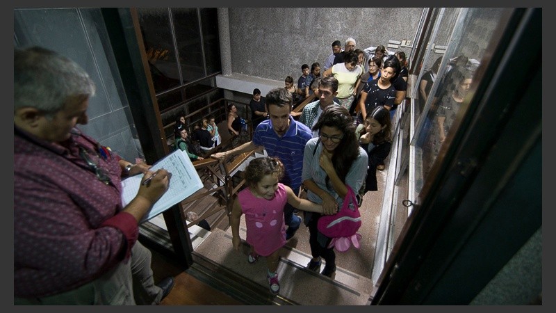 Hubo largas filas para poder ver por los telescopios del Complejo Astronómico.