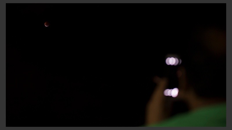 Un hombre retratando el 