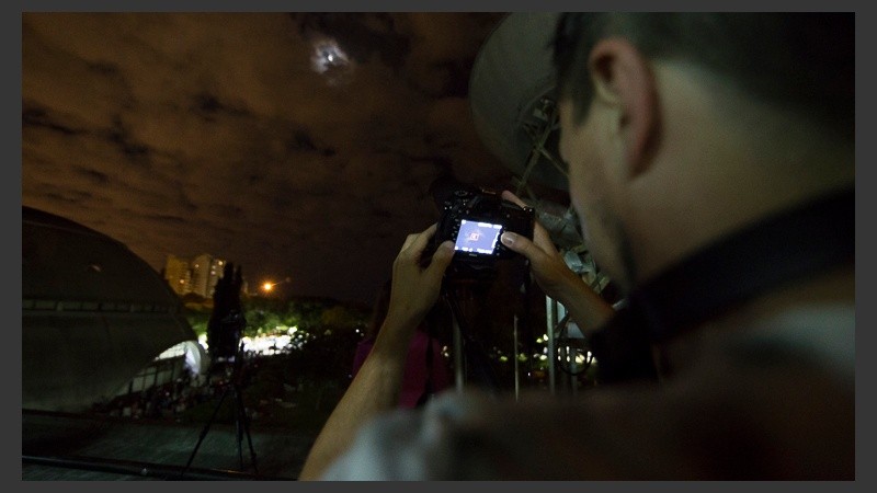 Un joven fotografiando el eclipse desde la terraza del observatorio.