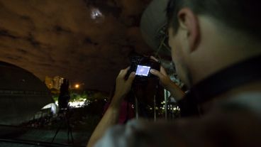 Un joven fotografiando el eclipse desde la terraza del observatorio.