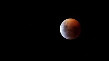 El eclipse total de luna con su tonalidad roja.