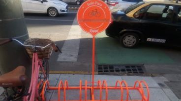 El bicicletero naranja está ubicado en Pellegrini y Corrientes en la vereda par.