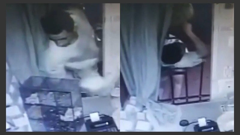 El delincuente quedó atrapado entre dos barrotes de una reja.