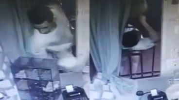 El delincuente quedó atrapado entre dos barrotes de una reja.