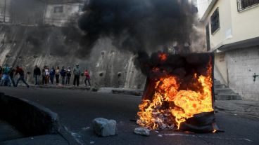 Manifestantes en inmediaciones de un comando de la Guardia Nacional Bolivariana, en Carcas.