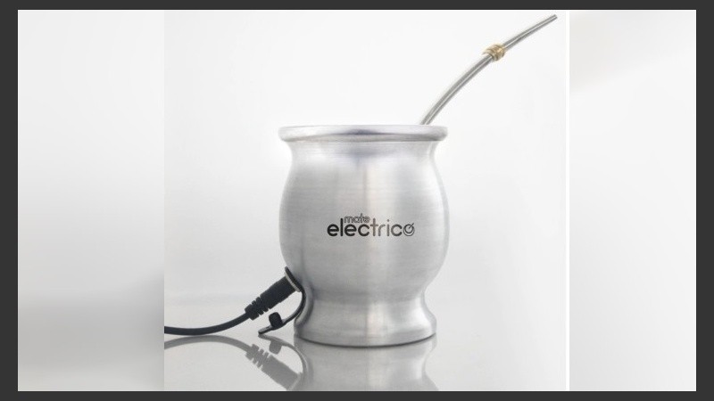 El mate eléctrico se conecta a través de un puerto USB a la corriente. 
