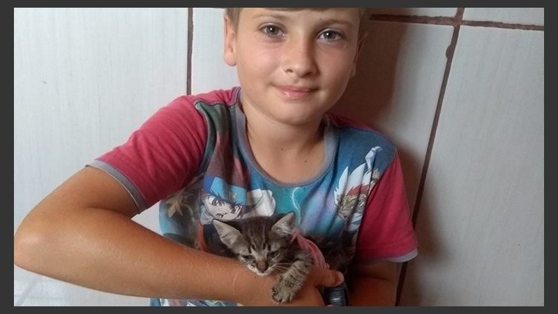 El nene que hizo caminar a la gatita.