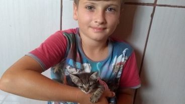 El nene que hizo caminar a la gatita.