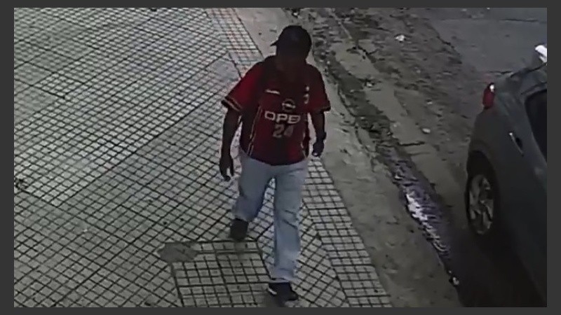 El hombre miró hacia el edificio, vio a la mujer sola y se acercó a masturbarse.