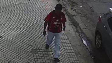 El hombre miró hacia el edificio, vio a la mujer sola y se acercó a masturbarse.