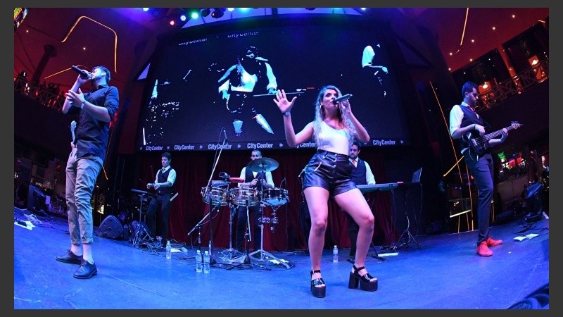 Naoma, en una de sus presentaciones en vivo.