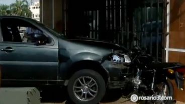 Uno de los autos casi se incrusta contra un comercio.