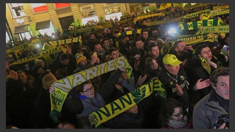 Los hinchas a la espera de novedades en Nantes.