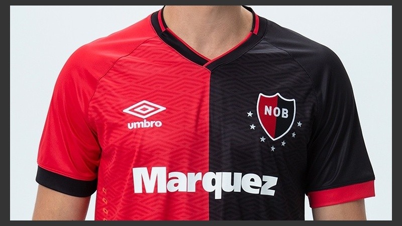 Se mantienen la marca y la publicidad pero cambian retoques en cuello y mangas.