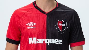 Se mantienen la marca y la publicidad pero cambian retoques en cuello y mangas.