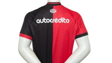 Se mantienen la marca y la publicidad pero cambian retoques en cuello y mangas.