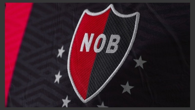 Se mantienen la marca y la publicidad pero cambian retoques en cuello y mangas.