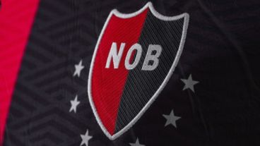 Se mantienen la marca y la publicidad pero cambian retoques en cuello y mangas.