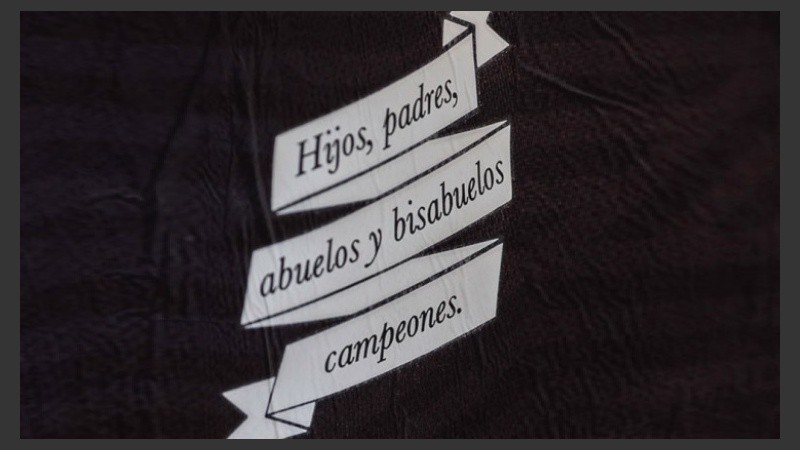 Se mantienen la marca y la publicidad pero cambian retoques en cuello y mangas.