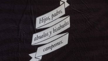 Se mantienen la marca y la publicidad pero cambian retoques en cuello y mangas.