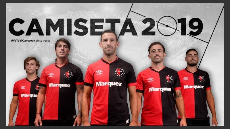 Se mantienen la marca y la publicidad pero cambian retoques en cuello y mangas.